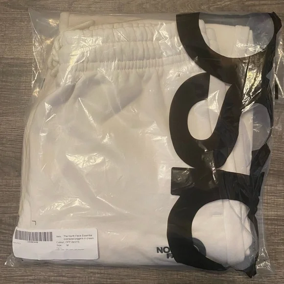 NEW - The North Face Oversized Essential joggers in cream. Medium.